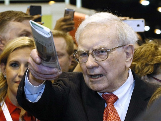 Tỷ phú đầu tư Warren Buffett có thói quen theo dõi tin tức trên các trang báo tài chính nổi tiếng như như Wall Street Journal, Financial Times, New York Times, USA Today, Omaha World-Herald và American Banker vào buổi sáng.