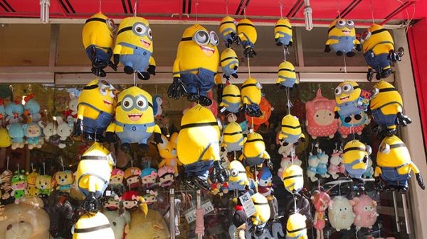 Bộ phim hoạt hình vui nhộn về những chú “Minions” hài hước, dễ thương đã đem về doanh thu khủng cho hãng phim Universal với 115 triệu USD chỉ tính riêng phòng vé Bắc Mỹ trong 4 ngày ra mắt. Không chỉ đạt kỷ lục phòng vé trên khắp thế giới, những chú Minions mang theo cơn sốt trên thị trường với các sản phẩm ăn theo bộ phim hoạt hình Minions 2015 như ba lô, dép, quần áo, mũ…