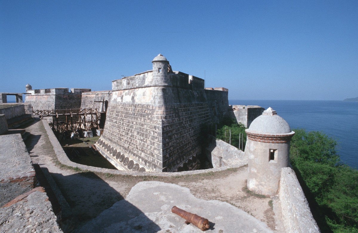 Một trong những  công trình kiến trúc nổi tiếng của Cuba là Lâu đài San Pedro de la Roca nằm bên biển Caribe, cách thành phố Santiago de Cuba khoảng 10 km. Dưới lâu đài San Pedro de la Roca là một vịnh nước xanh mát với cảnh sắc tuyệt đẹp.