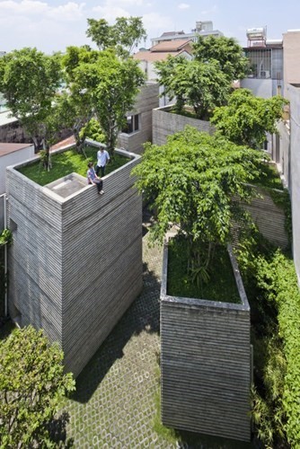 Công trình “House for Trees” (Nhà phủ xanh) của kiến trúc sư Việt Nam Võ Trọng Nghĩa từng xuất hiện nhiều lần trên các tạp chí kiến trúc danh tiếng như Archdaily, Dezeen....Thậm chí,  ngôi nhà phủ xanh này còn được vinh danh tại Liên hoan Kiến trúc Thế giới 2014 - một trong những chương trình giải thưởng uy tín nhất trong lĩnh vực kiến trúc.