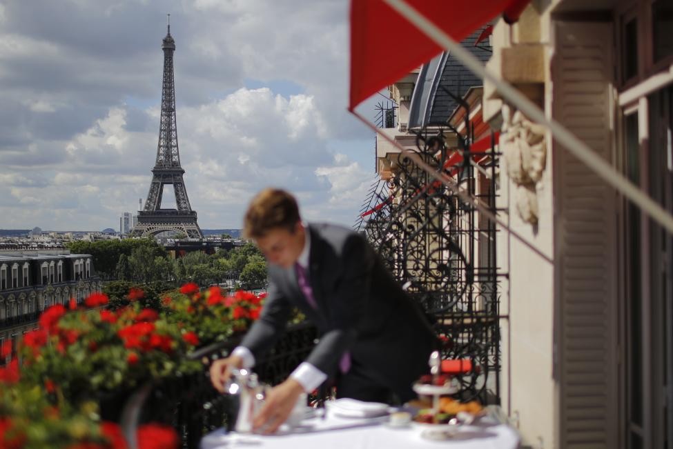  Khách sạn 5 sao Le Plaza Athenee nằm trên đại lộ Montaigne, trung tâm thời trang cao cấp ở thủ phủ Paris.