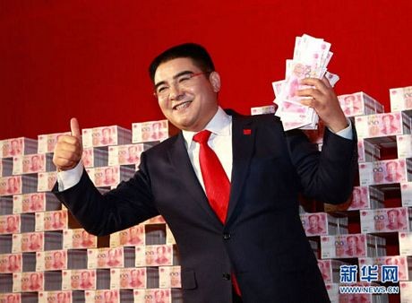 Theo RT,  triệu phú Trung Quốc Chen Guangbiao đến Thiên Tân hôm 13/8, chưa đầy một ngày sau khi thành phố này hứng chịu hai vụ nổ lớn tại một nhà kho chứa hóa chất độc hại. Ông viết trên trang Weibo của mình rằng ông muốn góp sức vào công tác dọn dẹp và đã mang theo một đội cứu hộ cùng các xe cần cẩu đến đây.