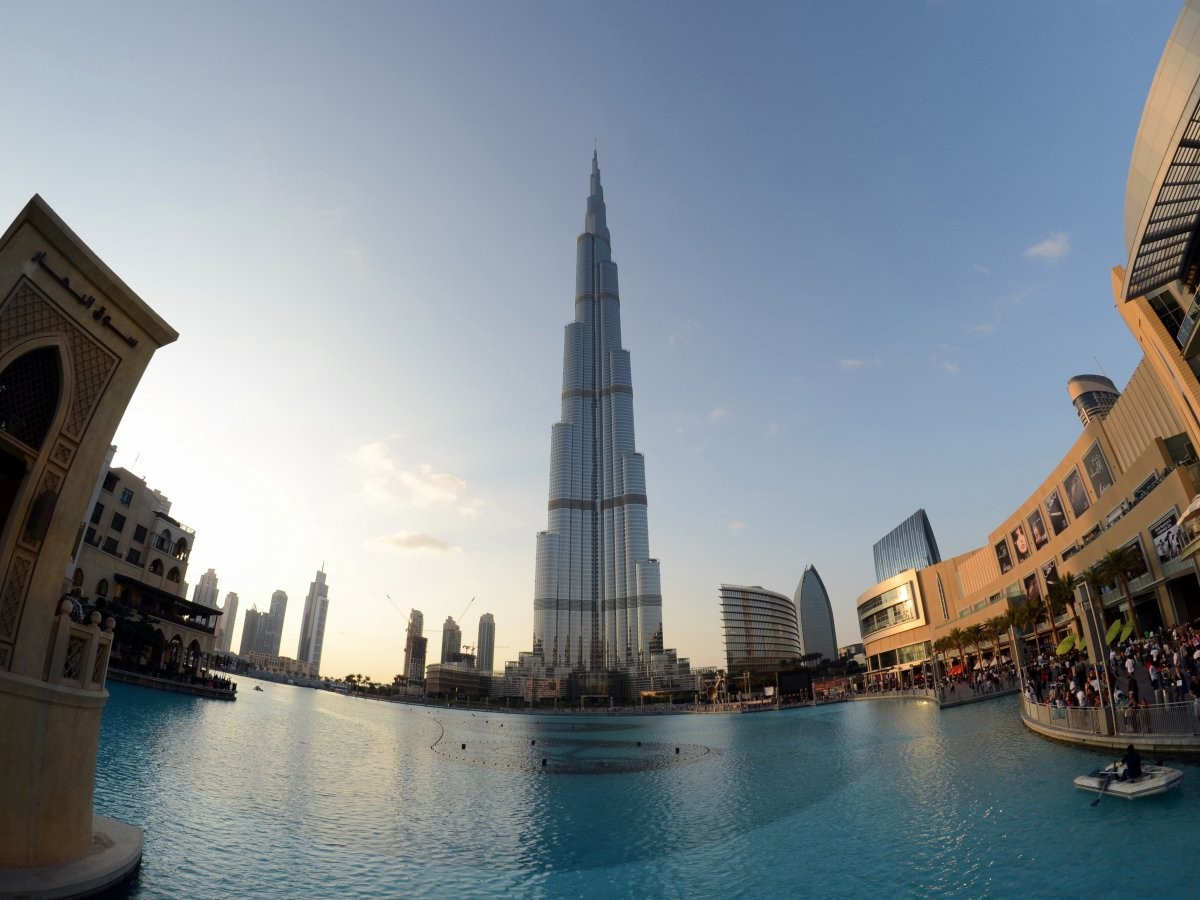 1. Burj Khalifa (Burj Dubai) tại Dubai, Các tiểu vương quốc Ả Rập Thống nhất: Đây là  tòa nhà chọc trời cao nhất thế giới kể từ khi được xây dựng từ năm 2010 đến nay. Burj Khalifa có chiều cao 828m, tương ứng với 160 tầng và tổng diện tích 517.240 mét vuông.