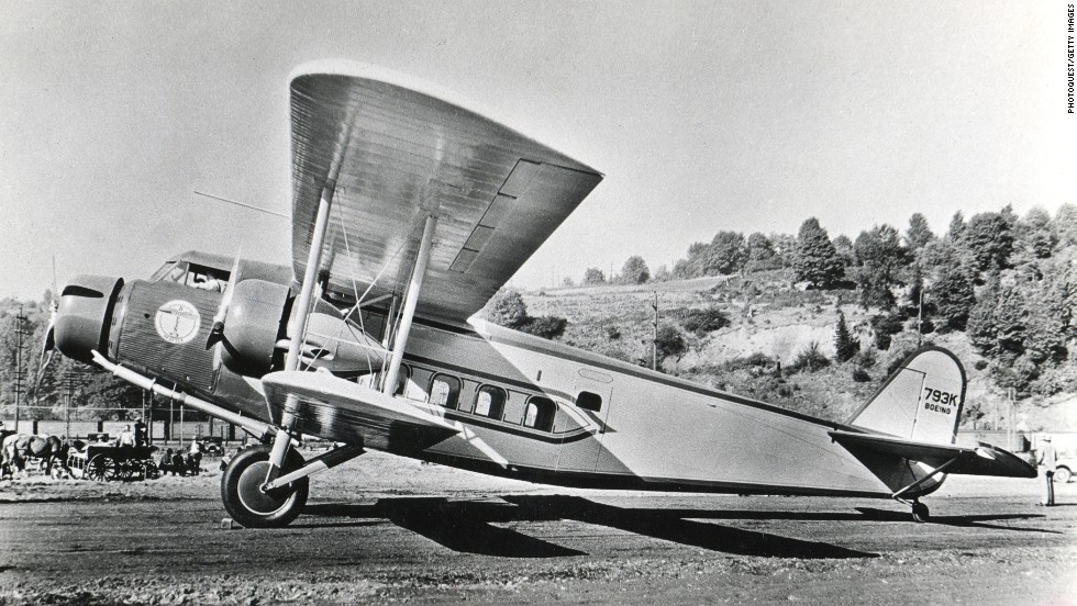 1. Boeing 80: Chiếc  máy bay chở khách này ra đời vào năm 1928 và đã trở thành loại máy bay đầu tiên của Mỹ có thiết kế để chuyên chở hành khách. Boeing 80 có sức chứa: 3 phi công, 18 hành khách và 408kg hàng hóa. Chi phí cho mỗi chiếc Boeing 80 ngày đó chỉ là 140.000 USD.