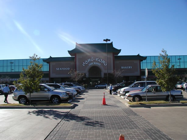 Tại một cửa hàng trong khu chợ Hong Kong Food Market, thuộc  trung tâm thương mại Hong Kong City Mall, một nhân viên cửa hàng tạp hóa đã bắn chết người quản lý rồi tự sát. Nhiều khả năng cả hung thủ và nạn nhân đều là người gốc Việt.