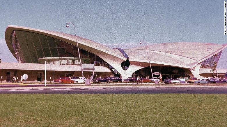 Nhà ga TWA Terminal tại  sân bay quốc tế JFK International, New York, Mỹ, là một trong những kiến trúc ấn tượng khi mới khánh thành năm 1962.