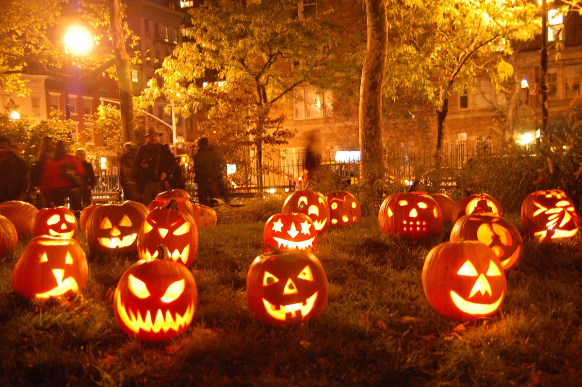 Những chiếc đèn  bí ngô Halloween trang trí sân vườn đẹp mắt.