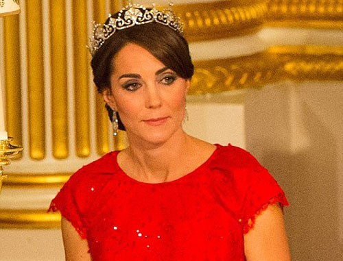 Nữ Công tước xứ Cambridge Kate Middleton đội chiếc  vương miện kim cương Lotus Flower (hoa sen) trong bữa tiệc chiêu đãi Chủ tịch Trung Quốc Tập Cận Bình.