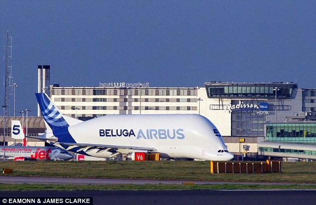 Airbus Beluga là dòng máy bay vận tải chuyên chở dùng để đưa các bộ phận máy bay như cánh, thân, đuôi từ nhà máy đến những điểm lắp ráp hoàn thiện.