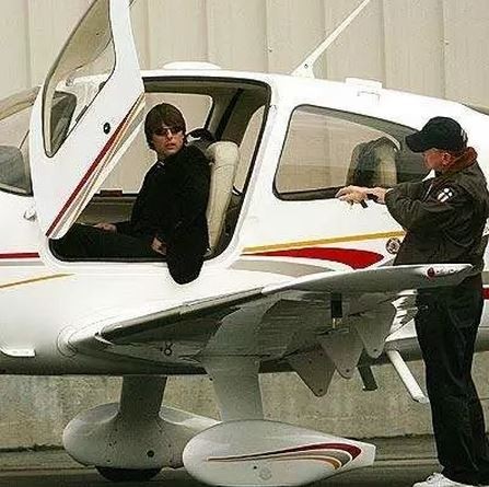 Tom Cruise, một trong những diễn viên thành công nhất của Hollywood, không chỉ sở hữu một mà đến 3 chiếc chuyên cơ. Cả 3  chuyên cơ riêng của sao này đều thuộc dòng máy bay danh tiếng gồm một chiếc Aviat - Pitts S-2B, một chiếc Mustang P-51 ra đời vào năm 1943 và chiếc máy bay phản lực có phòng chiếu phim, phòng tắm.