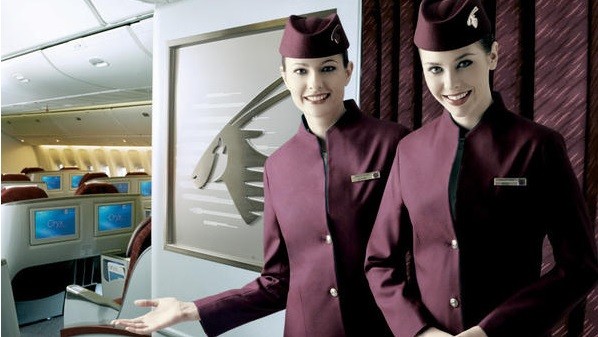 Để được nhận vào làm trên chiếc máy bay Gulf sang trọng của hãng Qatar Airways, các ứng viên phải có khả năng vươn tới độ cao 2 m khi kiễng chân. Điều này được cho là nhằm đảm bảo các nhân viên có khả năng với tới tủ đồ phía trên đầu của hành khách. Hãng cũng gây nhiều tranh cãi khi yêu cầu tuyển dụng tiếp viên hàng không nữ không được kết hôn trong 5 năm đầu sau khi ký hợp đồng.