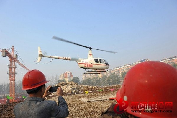 Thông thường, đa phần khách hàng mua nhà thường chỉ đến ngắm căn hộ và các trang thiết bị nội thất bên trong trước khi quyết định. Tuy nhiên,  công ty bất động sản ở Sơn Đông (Trung Quốc) gần đây đã nghĩ ra một cách giúp khách có cơ hội quan sát căn hộ 360 độ, bằng cách đưa họ lên trực thăng để ngắm cả căn nhà từ trên cao, sau khi đã thăm thú bên trong.