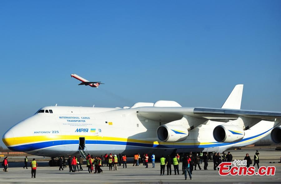 Máy bay An-225 của hãng vận tải hàng không Antonov, Ukraine hiện là máy bay vận tải lớn nhất thế giới, với tải trọng lên tới 640 tấn.