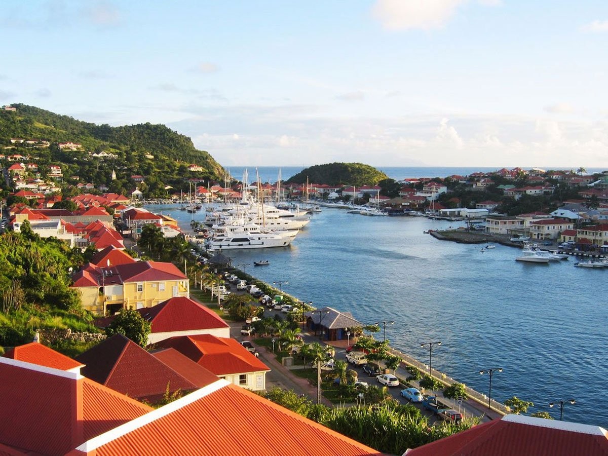 Đảo Saint - Barthélemy (còn gọi là St. Barts hay St. Barths) nằm trong vùng biển Caribbean là  nơi nghỉ dưỡng nổi tiếng được rất nhiều đại gia thế giới yêu thích.