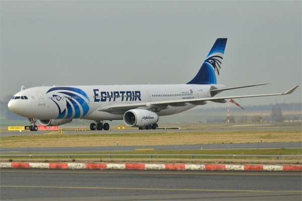 Máy bay Airbus 320 của hãng Egyptair chở theo hơn 50 hành khách đã bị cướp quyền điều khiển và buộc phải chuyển hướng đáp xuống Cộng hòa Cyprus. Ảnh: CyBC.