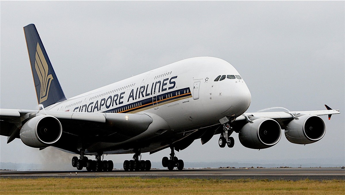 1. Singapore Airlines là hãng hàng không yêu thích của giới đại gia. Hãng được đánh giá cao nhất về chỗ ngồi thoải mái, phục vụ tốt nhất trên các chuyến bay và có độ tin cậy cao.