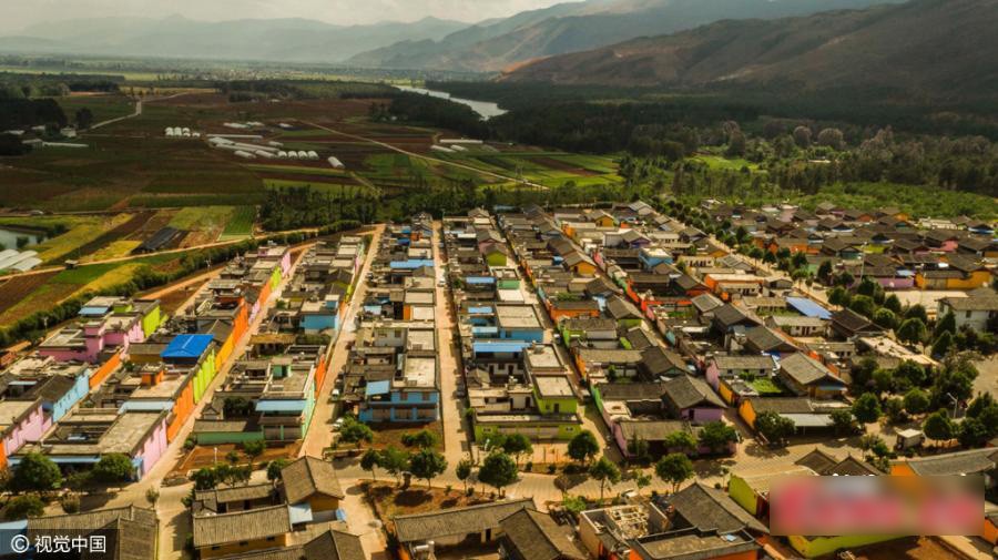 Ngôi làng Kim Long gần sân bay Lệ Giang trở nên thu hút du khách với hàng loạt tòa nhà màu mè.