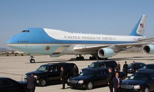 Không Lực Một (Air Force One),  chuyên cơ chở Tổng thống Obama thăm Việt Nam, là phi cơ dành riêng cho Tổng thống Mỹ di chuyển khi đi công du. Những chiếc máy bay chở người đứng đầu Nhà Trắng đều được gọi với cái tên là chuyên cơ Không Lực Một (Air Force One). Ảnh: Chuyên cơ của Tổng thống Obama và lực lượng kiểm soát an ninh trong mỗi chuyến công du.