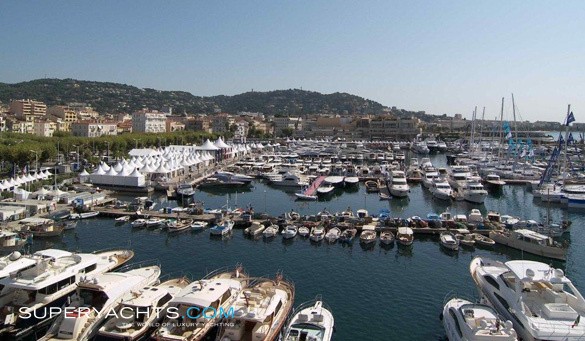  Bến du thuyền Port de Cannes có gần 2.000 chỗ bỏ neo và không giới hạn kích thước của du thuyền.