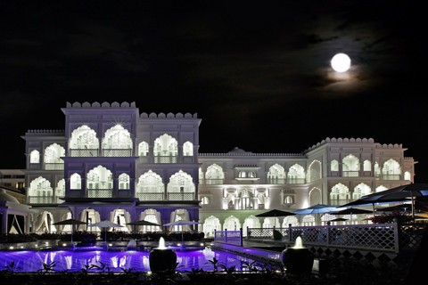  Lâu đài Taj Mahal giữa lòng Sài Gòn nằm tại bờ hồ bán nguyệt của khu đô thị Phú Mỹ Hưng do ông Hoàng Khải - Chủ tịch tập đoàn Khaisilk làm chủ đầu tư và đi vào hoạt động cuối tháng 5/2012.