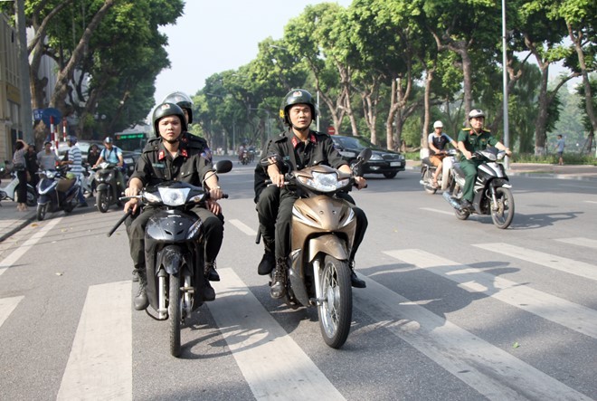 6h30, 51 tổ công tác của Trung đoàn CSCĐ Công an Hà Nội bắt đầu tuần tra xử lý các trường hợp ngồi trên môtô, xe máy, xe đạp điện  không đội mũ bảo hiểm. Việc tuần tra được thực hiện theo Pháp lệnh CSCĐ và kế hoạch của Giám đốc Công an TP.