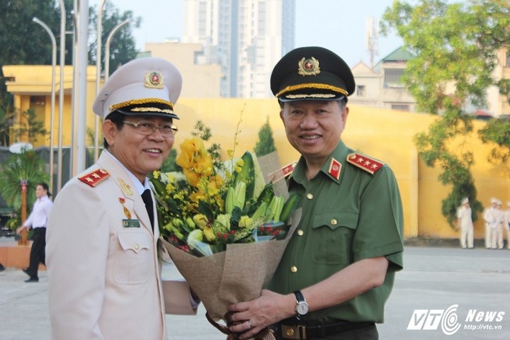 Trong lễ khai giảng của  Học viện An ninh nhân dân, màn trình diễn võ thuật và đánh trống hội của hàng trăm học viên đã nhận được sự cổ vũ nồng nhiệt từ các khán giả. Cũng trong ngày 17/10, Học viện An ninh nhân dân vinh dự được Chủ tịch nước trao tặng Huân chương Quân công hạng Nhất ghi nhận những công lao, đóng góp của nhà trường trong sự nghiệp xây dựng và bảo vệ Tổ quốc. Ảnh: Trung tướng, GS.TS Nguyễn Văn Ngọc (Giám đốc Học viện An ninh nhân dân) tặng hoa Thượng tướng Tô Lâm (Bộ trưởng Bộ Công an) trong lễ khai giảng.