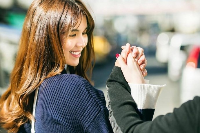 Sau khi đau buồn vì chia tay đại gia yêu suốt 7 năm,  Ngọc Trinh mới đây đã thay đổi trạng thái tình cảm trên trang cá nhân thành "đang hẹn hò". Cô còn khoe hình ảnh tay trong tay với một người đàn ông giấu mặt. Theo một nguồn tin, bạn trai mới của Ngọc Trinh là Việt kiều Mỹ và rất giàu có, thành đạt. Hai người quen nhau qua mai mối và gặp nhau ở Mỹ hồi tháng 11 vừa qua. Từ sau khi yêu đại gia mới, người đẹp thường xuyên khoe những lần đi mua sắm hàng hiệu tốn kém. Nguồn ảnh: Instagram.