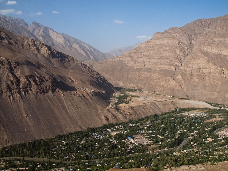 Thị trấn Khorog của Tajikistan giáp với Afghanistan. Thị trấn hẻo lánh này là nơi cư ngụ của những người dân tộc Pamir. Có một số trường đại học ở đây.