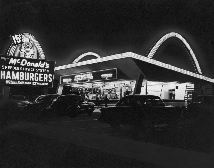 Nhà hàng McDonald đầu tiên mở cửa ở Des Plaines, Illinois, Mỹ, vào khoảng năm 1955. Ảnh: Getty.