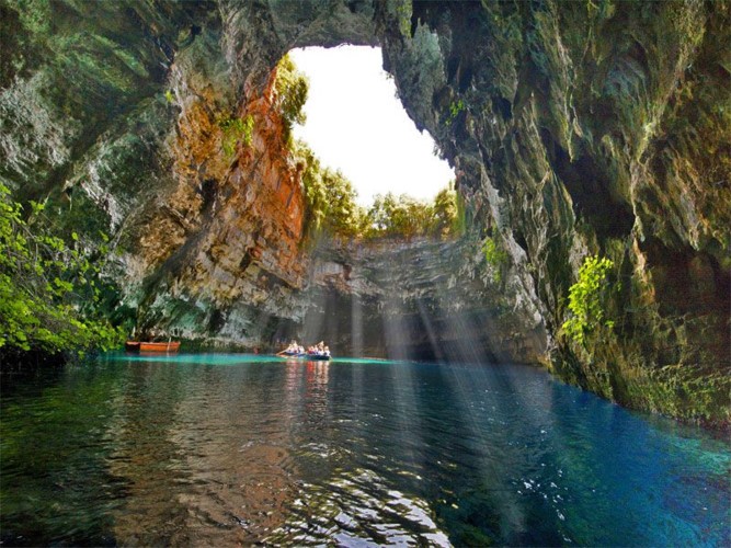 Động Melissani, Kefalonia, Hy Lạp: Người Hy Lạp cổ tin rằng động Melissani là nơi trú ngụ của nữ thần sông nước, có vẻ đẹp không thể tả bằng lời, chuyên lôi kéo những người đàn ông vào trong động và dìm chết họ.  Địa điểm bí ẩn này vô cùng đẹp khi nó được chiếu sáng dưới ánh mặt trời.