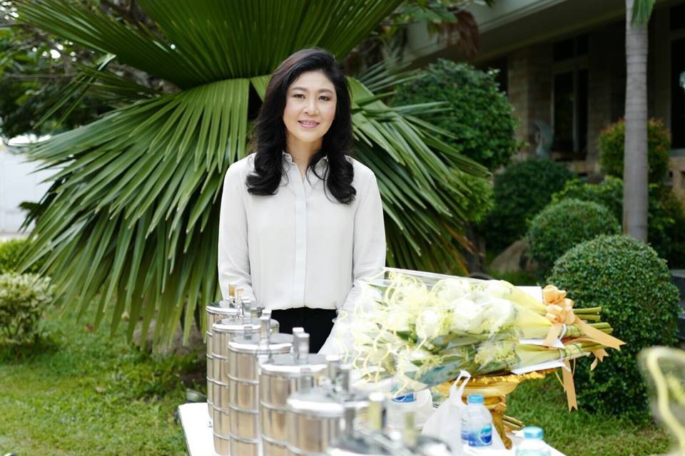 Gần đây, cựu Thủ tướng Thái Lan Yingluck Shinawatra đăng tải nhiều hình ảnh gần gũi với người dân và các hoạt động từ thiện lên trang Facebook cá nhân. Ảnh: Facebook.