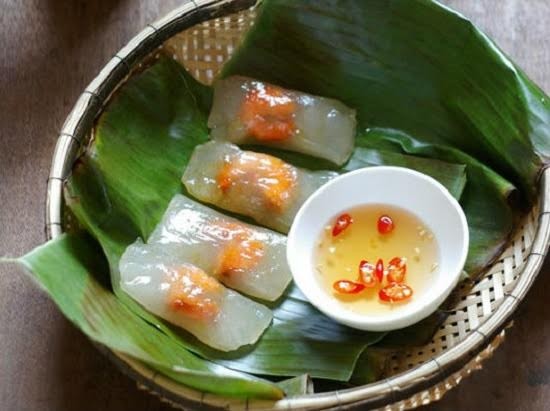 Bánh lọc: Bánh lọc là tên gọi khác của bánh bột lọc, là một trong những  đặc sản ở Quảng Bình rất được du khách ưa thích. Món ăn này hết sức giản dị, bánh làm từ bột sắn với nhân tôm gói trong chiếc lá và hấp lên. Chỉ khi bạn bóc hết phần lá cầm trên tay chiếc bánh nóng hổi và chấm ngập trong nước mắm nguyên chất có ít ớt cay địa phương mới cảm nhận được hết độ ngon của nó. Ảnh: Internet.