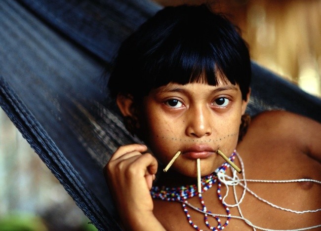 8. Bộ tộc Yanomami, Brazil: Bộ lạc Yanomami ở rừng nhiệt đới Nam Mỹ là những người bản địa ít tiếp xúc với thế giới bên ngoài nhất trên thế giới. Phụ nữ của bộ tộc này tin rằng việc dùng những chiếc que xỏ lỗ xung quanh miệng giống như một  chuẩn mực  vẻ đẹp của họ. Đây cũng là dấu hiệu của một thiếu nữ trưởng thành. Ảnh: BS.