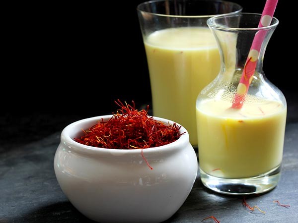 Saffron, hay còn gọi là nhụy hoa nghệ tây, là một trong những loại  gia vị đắt đỏ bậc nhất được sử dụng làm chất làm màu. Sau đây là một số lợi ích chính của việc uống sữa pha nhụy hoa nghệ tây. Ảnh: Boldsky.