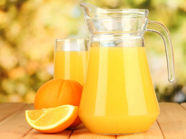 Chanh và các loại quả giàu vitamin C là loại  nước điện giải tự nhiên tuyệt vời. Bạn có thể dùng các loại quả này dưới dạng nước ép cũng như pha nước uống.