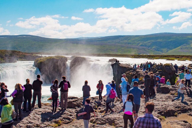 1. Iceland: Với các bãi biển cát đen và vô số thác nước tuyệt đẹp, Iceland trở thành  điểm du lịch nổi tiếng với những du khách thích sống ảo. Nhưng nhiều người sẵn sàng phá hoại phong cảnh ở đây để chụp được bức ảnh ưng ý của riêng họ. Nhiếp ảnh gia Jade Broadus cho biết, một số người còn lái xe lên đỉnh núi chỉ để chụp ảnh bãi biển cát đen phía dưới.