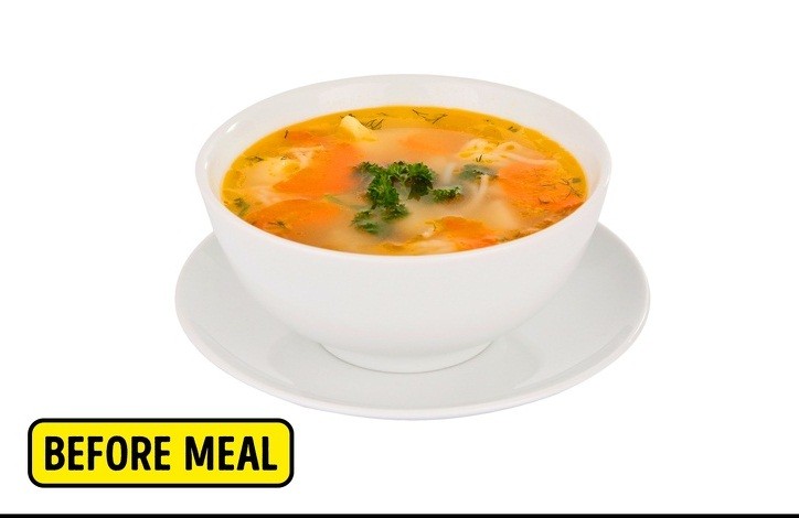 Uống canh trước khi ăn: Một nghiên cứu gần đây phát hiện ra rằng uống một bát canh trước bữa ăn có thể giúp kiềm chế sự thèm ăn của bạn. Lý do là khi bạn uống canh thì não, hormon và dạ dày có đủ thời gian để đưa ra thông điệp rằng bạn đã no.