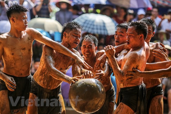 Theo truyền thuyết,  lễ hội cầu bùn có từ thời Lý Bôn, Lý Bí đánh đuổi quân Lương (thế kỷ 4-5) gắn với sự tích bốn anh em Trương Hống, Trương Hách, Trương Lừng, Trương Lẫy khi đi qua làng đã chiến thắng lũ quỷ trong trận vật cầu ở đầm lầy. Kể từ đó, hằng năm lũ quỷ phải tham gia hội vật cầu bùn để góp vui cho các vị thần làng. (Ảnh: Minh Sơn/Vietnam+)