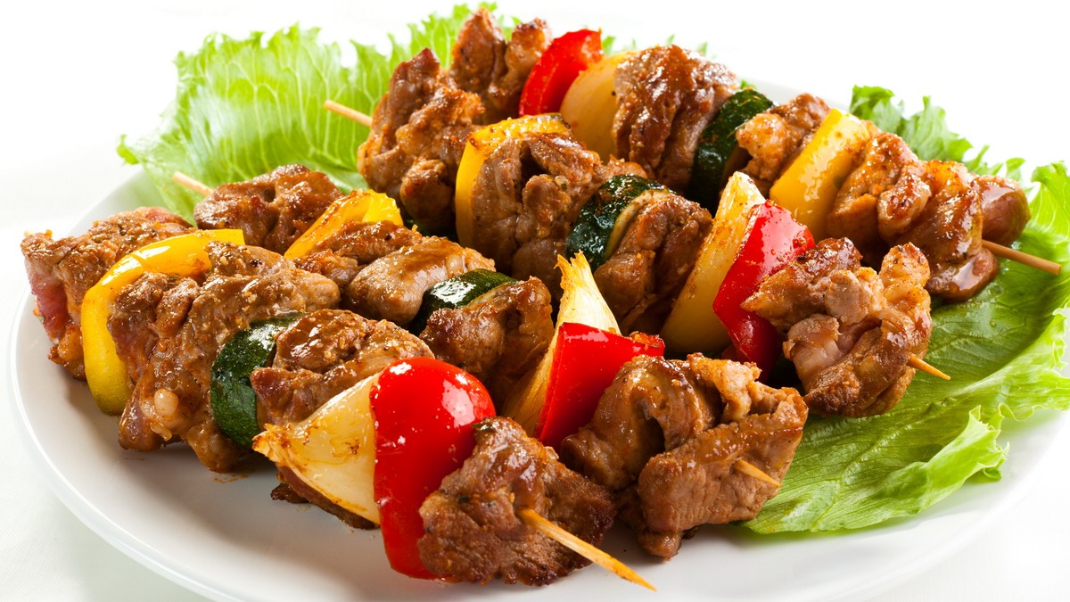 Shashlik là món thịt nướng tuyệt vời của Nga được nhiều du khách yêu thích. Vì vậy để cho món được ngon hơn thì người Nga thường nướng trên than hồng nhất là than củi.