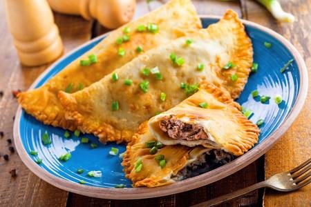 Chebureki là món bánh ăn vặt có từ thời Mậu dịch Xô Viết.  Món ăn đường phố này được yêu thích trên toàn lãnh thổ nước Nga. Loại bánh rán này có vỏ mỏng, nhân là thịt băm tẩm gia vị.