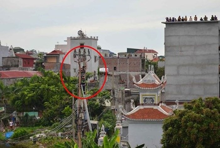 1. Ngày 23/6/2018, một nam thanh niên cố thủ trên cột điện, đòi người nhà trả tiền cá độ bóng đá. Sự việc xảy ra ngay tại thành phố Hà Nội. Lực lượng Cảnh sát PCCC&amp;CNCH số 8 phối hợp với Công an phường Lĩnh Nam (quận Hoàng Mai, Hà Nội) đã phải dùng đến xe thang để cứu hộ thanh niên này. Trong ảnh: Hiện trường vụ việc. (Ảnh: Facebook)