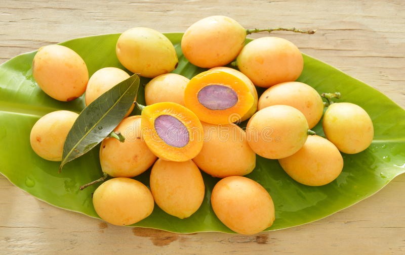 Do được lai giữa xoài và mận nên loại quả này có tên là Plum Mango, gọi tắt là Plango hay còn gọi là mận Marian, Maprang, Mayong...Ảnh: Thai Fresh.