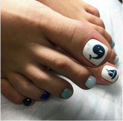  Mẫu nail chân con cá mập đáng yêu.