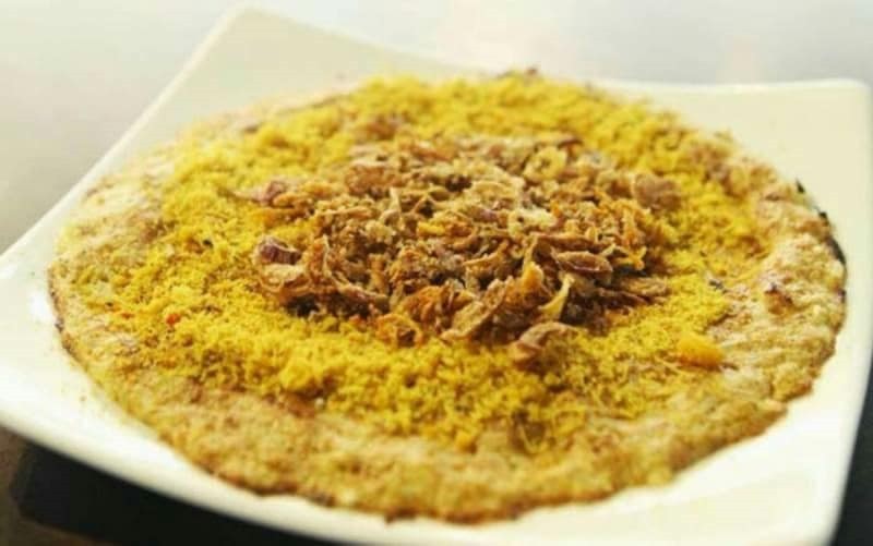 Kerak Telor là  món ăn đường phố của Indonesia rất phổ biến. Món ăn dân dã này gồm một miếng bột gạo được tán mỏng, sau đó nướng chín trên bếp than trước khi cho các loại nguyên liệu nhân như dừa nạo, hẹ chiên, tôm, trứng đánh nhuyễn