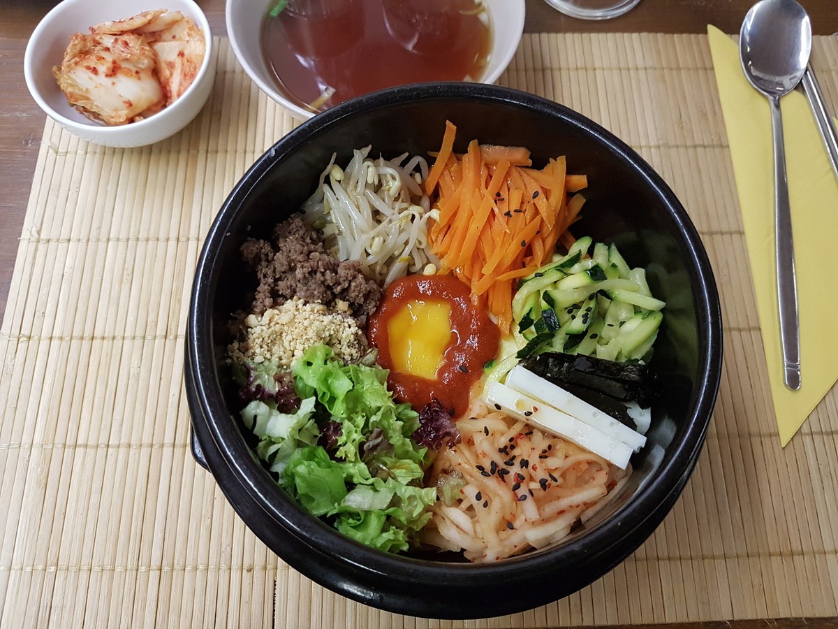 Bibimbap (Cơm trộn  Hàn Quốc) là một món ngon rất đặc biệt ở Hàn Quốc. Nguyên liệu gồm cơm trắng, các loại rau và thịt. Đây là món ăn bạn nên thử khi đến xứ sở Kim chi.