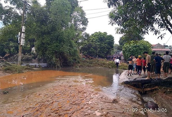 Chiều 8/9, hàng chục hộ dân tại khu công nghiệp Tằng Lỏong (Bảo Thắng, Lào Cai) tất bật dọn dẹp nhà cửa sau sự cố vỡ đập bờ bao hồ chứa chất thải rắn của nhà máy DAP2 thuộc Tập đoàn hóa chất (Vinachem), xảy ra một ngày trước.