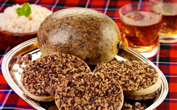 Trong tài liệu viết từ năm 1430, tại Anh, từ haggese (gần với haggis) và hawgs đã được sử dụng. Năm 1787, haggis trở thành "quốc ẩm" của Scotland sau khi nhà thơ nổi tiếng nước này Robert Burns sáng tác nên bài thơ "Address to a Haggis".