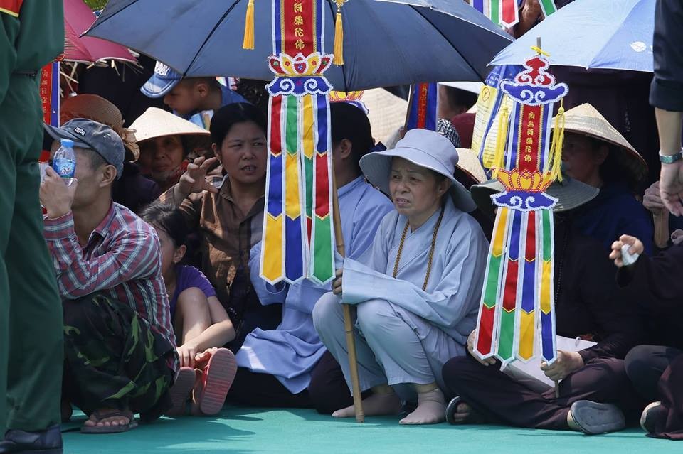 Thế nhưng trước đó, người dân xã Đông Mỹ nói riêng và các vùng lân cận nói chung đã không quản trời trưa nắng, tập trung tại khu vực sẽ diễn ra Lễ an táng để được một lần tiễn đưa  nguyên Tổng Bí thư Đỗ Mười về nơi an nghỉ cuối cùng.