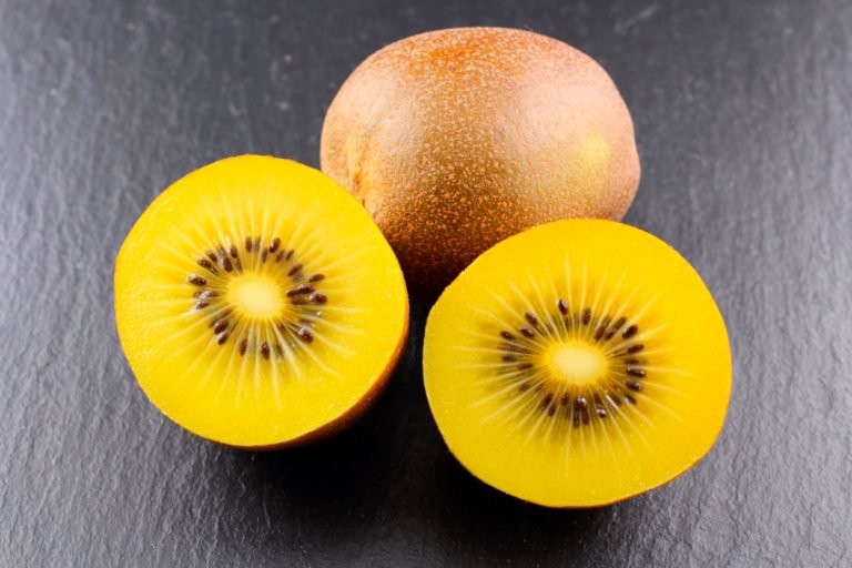 Kiwi vàng thay vì màu cam: Quả kiwi màu chứa nhiều vitamin C gấp 3 lần so với quả cam. Ngoài ra, kiwi màu vàng cũng giúp bạn thư giãn bởi vì chúng chứa serotonin, “thuốc thư giãn” tự nhiên của cơ thể.