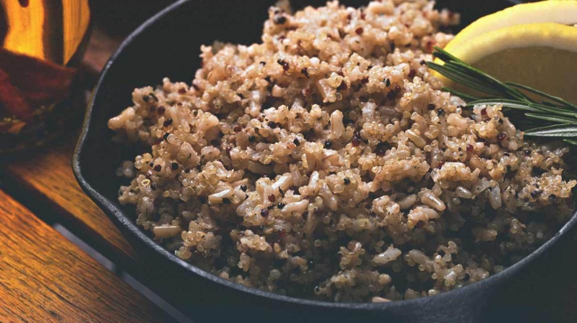 Quinoa (hạt diêm mạch): Quinoa là loại ngũ cốc giàu chất xơ và protein, là một lựa chọn thông minh cho  người bị tiểu đường. Sự kết hợp chất xơ và protein sẽ giúp bạn kiểm soát lượng đường trong máu tốt hơn.